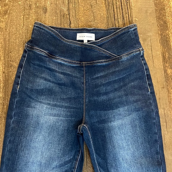 Risen High-Waist Cropped Elastic Banded Jeans - Picture 2 of 11